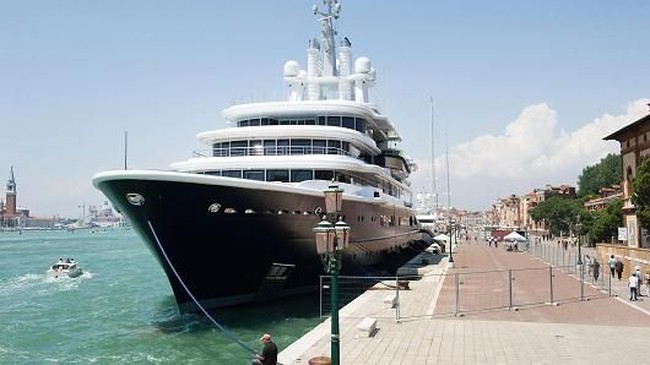 Magical! Putin's Ally's Superyacht Successfully Breaches Hormuz Strait Blockade