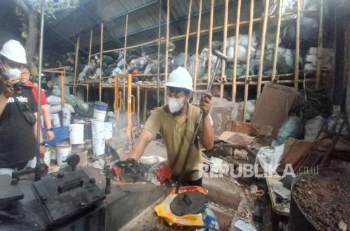 Cooking Plastic Waste into Diesel Fuel at a Waste Bank in Cimahi City
