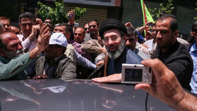 Iran Fracturing? IRGC Reportedly Begins to Strip Mojtaba Khamenei's Power