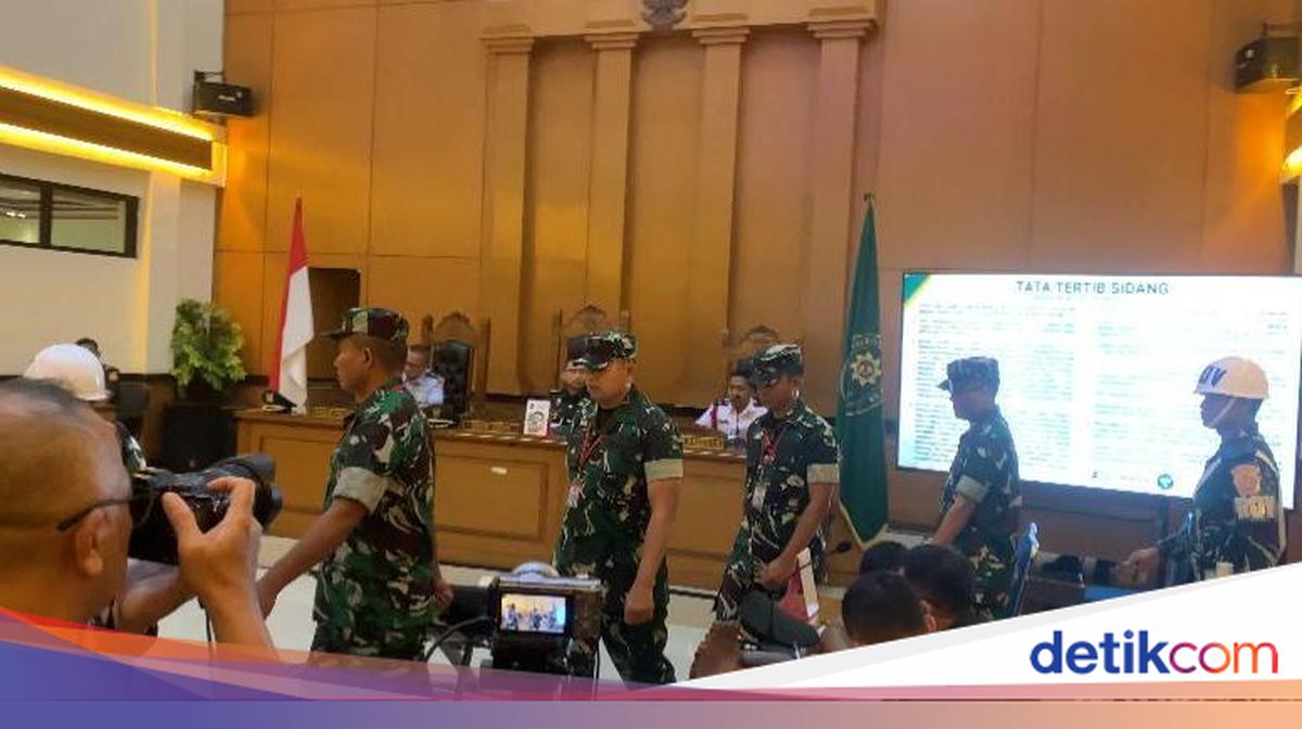 Four Soldiers Charged with Dousing Andrie Yunus with Acid for Interrupting TNI Bill Meeting