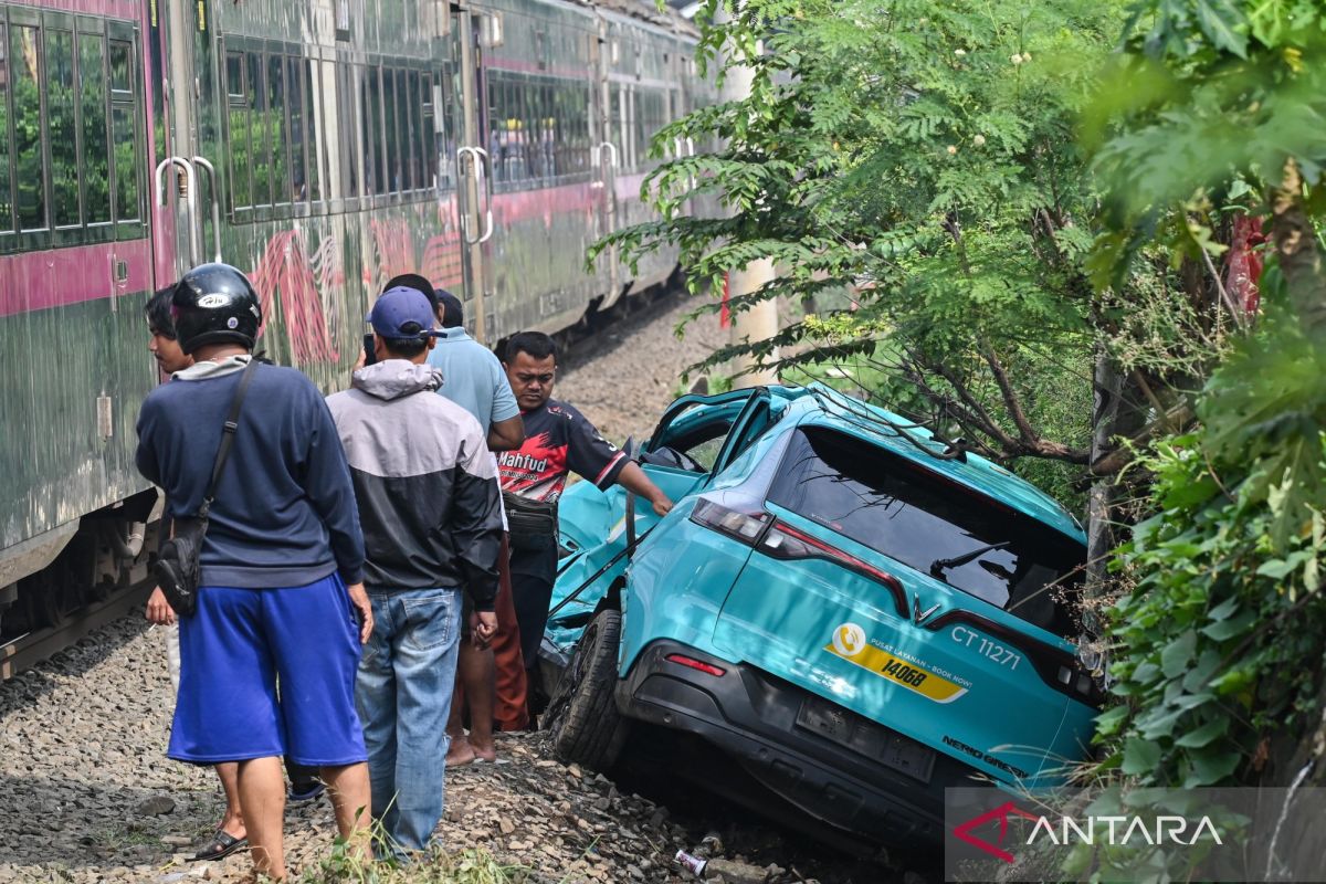 Indonesian government summons taxi firm after Bekasi train crash