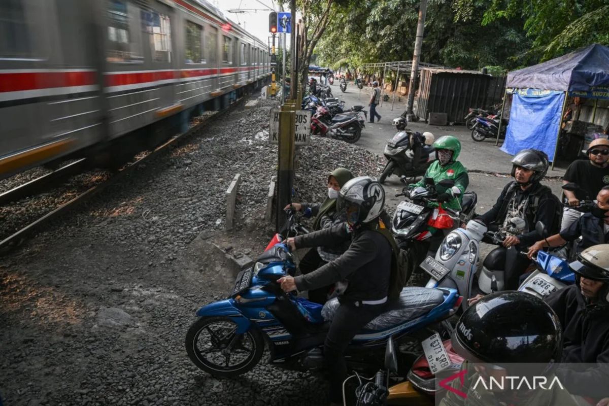 Rano says railway level crossings in Jakarta must be evaluated
