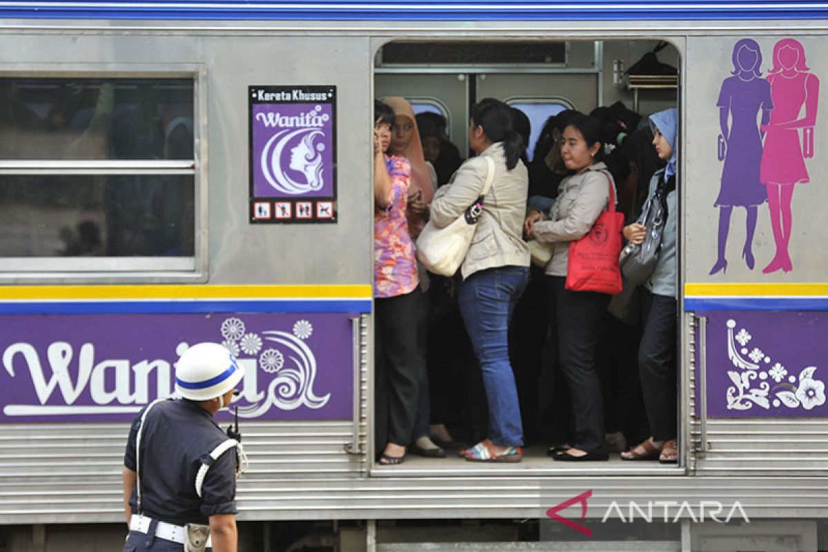 Transport expert deems proposal to relocate women's carriage in KRL inappropriate