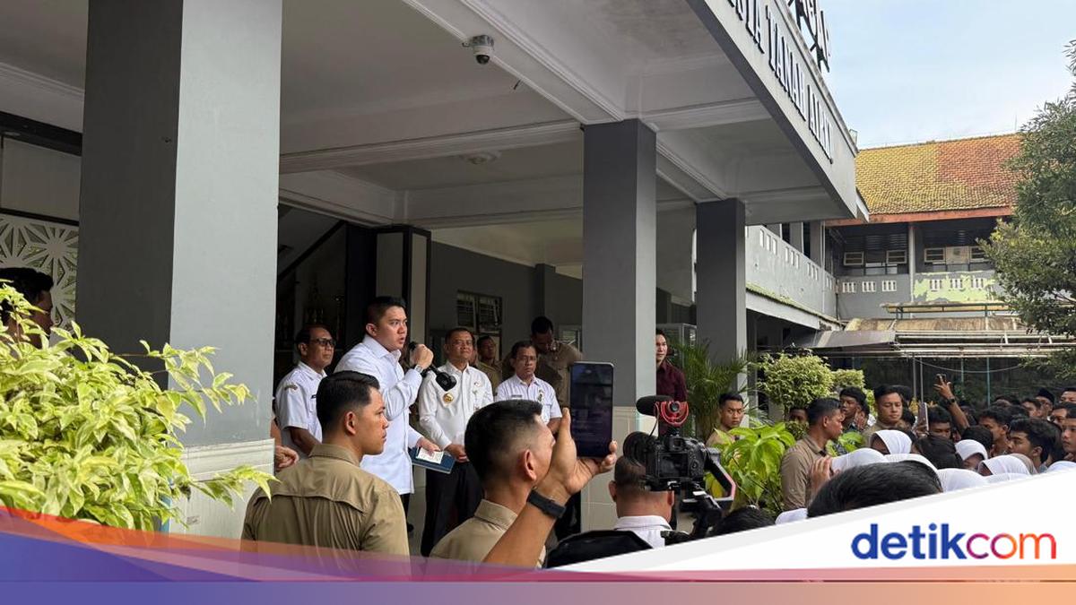 Cabinet Secretary Leads SMAN 1 Cilacap Students in Singing National Songs in Front of Prabowo