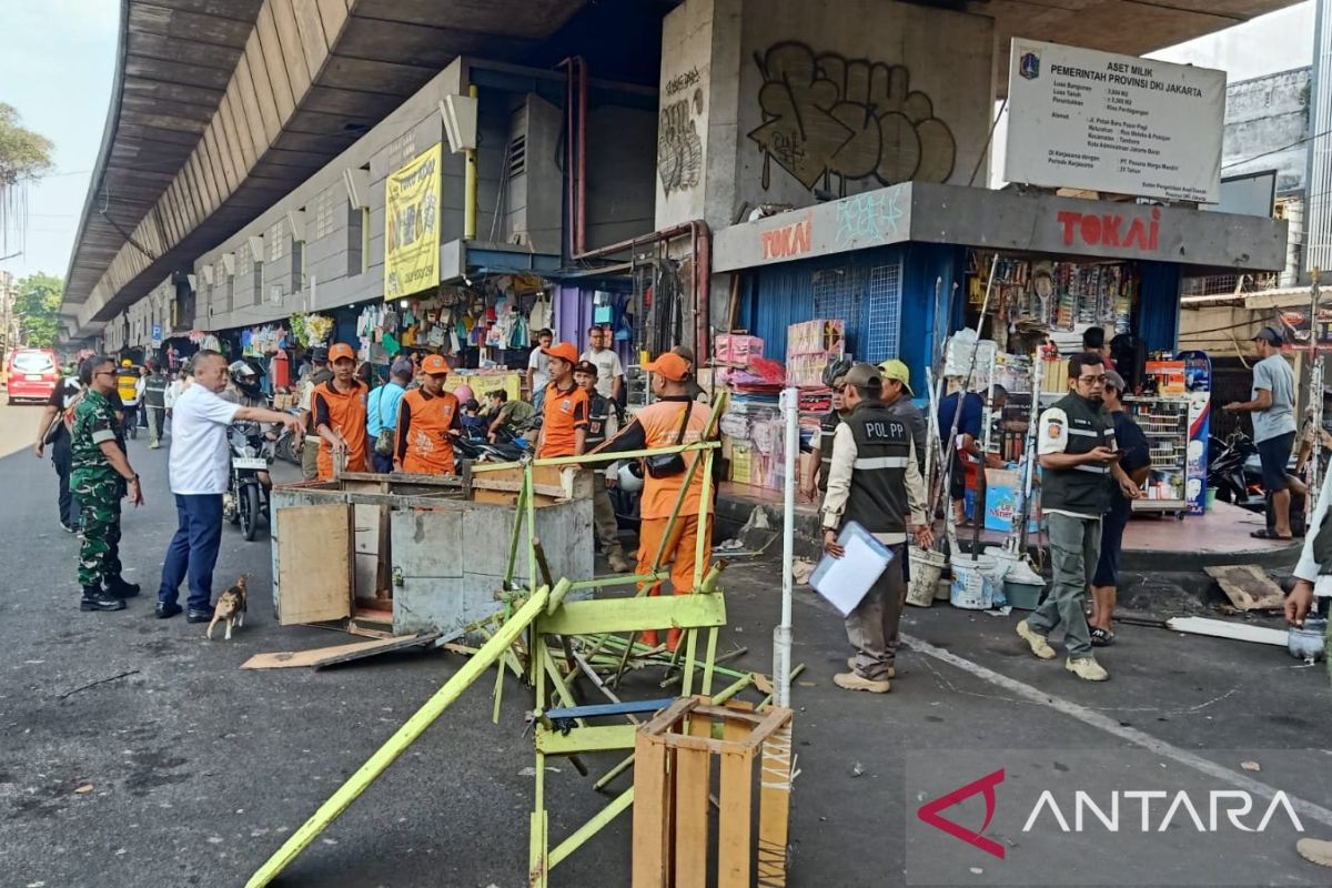 Joint Task Force Regulates Illegal Street Vendors in Roa Malaka Market