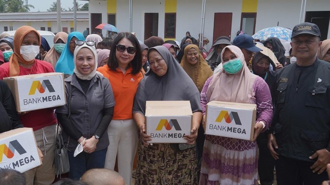 Bank Mega Distributes Food and Education Aid to Aceh