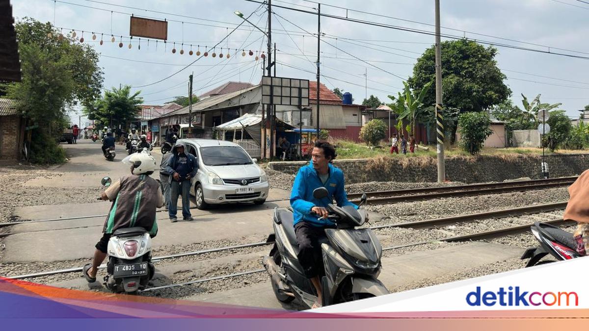 KDM Orders Installation of Barrier Gates at Railway Crossing Where Taxi Blocked KRL