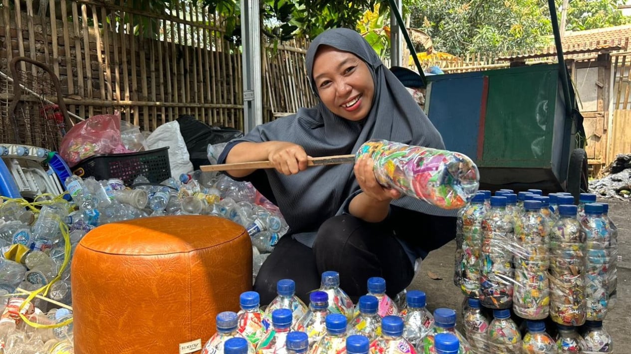 Turning Waste into Blessings: A Heartwarming Look at Amaliyah's Journey in Reducing Waste in Kampung Masigit with PNM