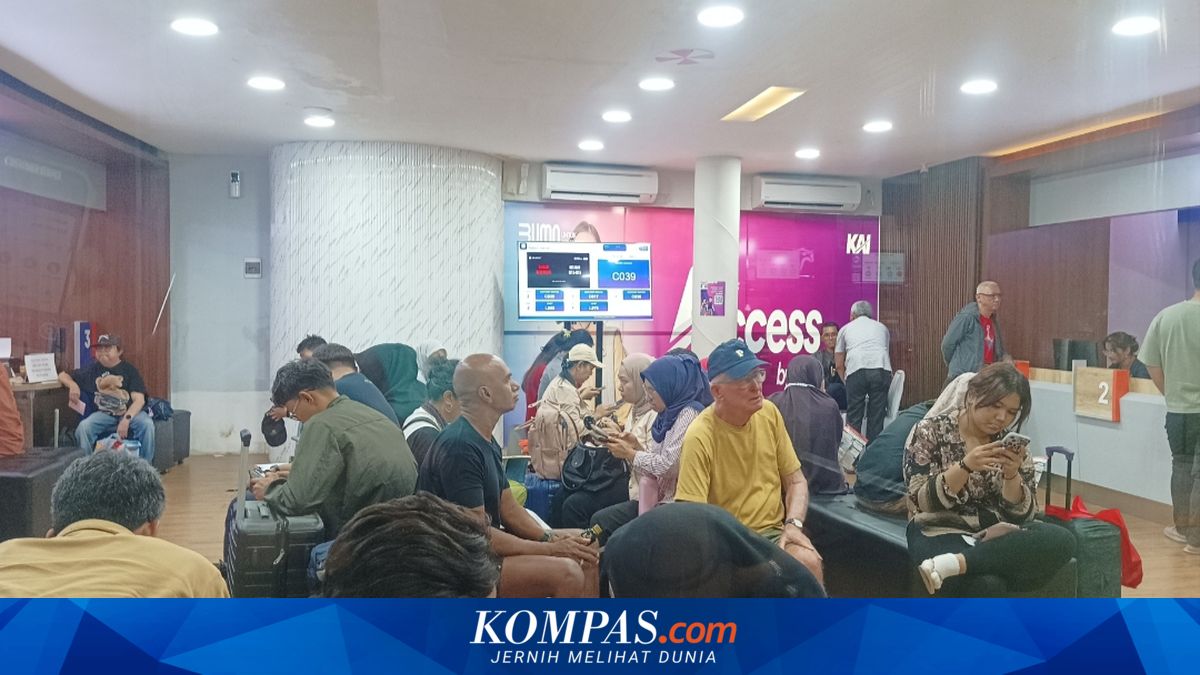 8 Trains Cancelled, Gambir Station Crowded with Passengers Seeking Ticket Refunds