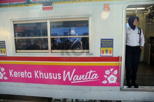 Proposal to Move Women's Carriages to the Middle of KRL Trains Draws Criticism and Debate