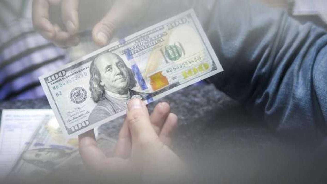Analysts Reveal Two Factors Driving US Dollar Strength, Triggering Rupiah Collapse to 17,300 Level