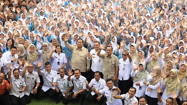 Moment When Prabowo is Welcomed Enthusiastically During Working Visit to SMAN 1 Cilacap