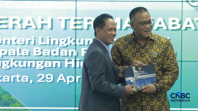 Hanif Faisol Hands Over Documents and Plaque, Jumhur Confirmed as Environment Minister