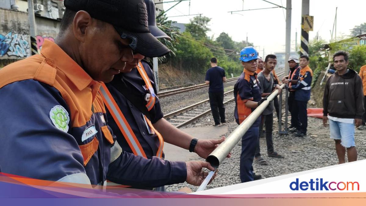 KAI Installs Iron Gates at Unauthorised Level Crossing Near Train Accident Site