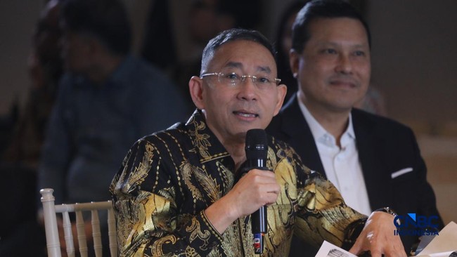 Businessman Says Using Hybrid Vehicles Saves 30% in Costs