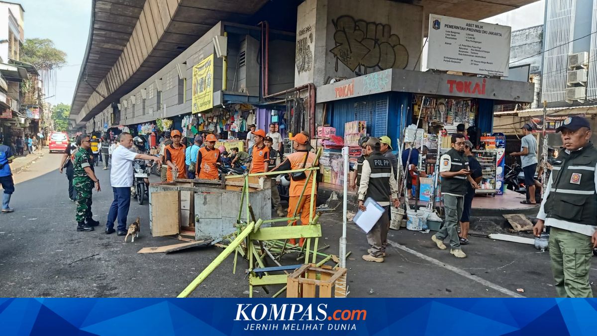 Street Vendors and Illegal Parking at West Jakarta Morning Market Raided for Causing Traffic Jams, Traders Resigned