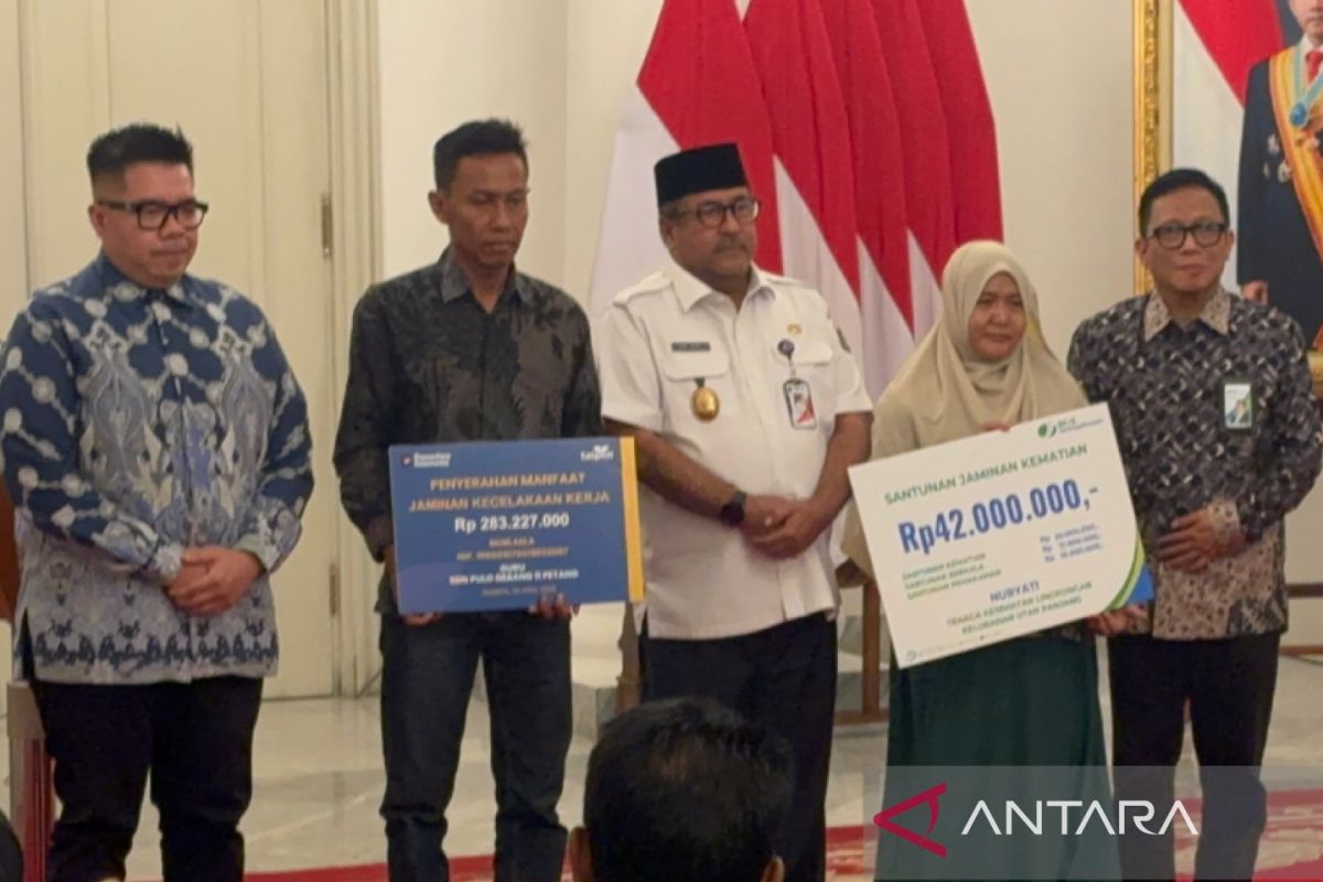 TASPEN provides death benefits to family of teacher killed in Bekasi train accident