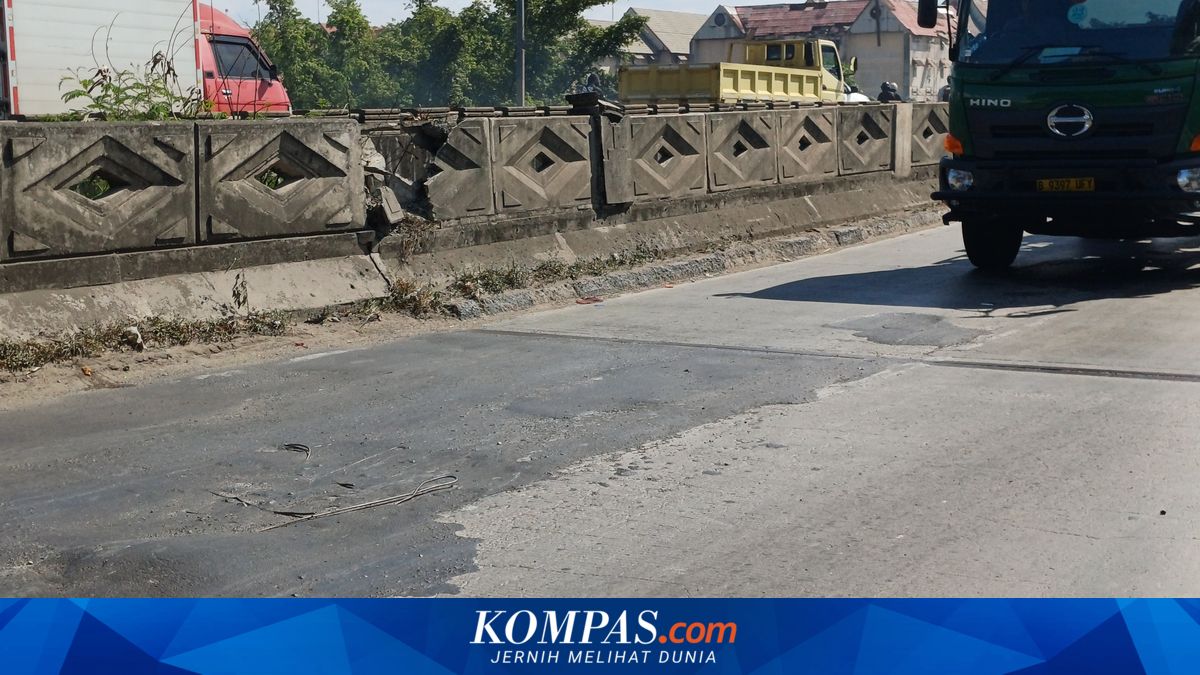 Residents Concerned Over Damaged Road on Marunda Bridge in North Jakarta Poses Risk to Motorists