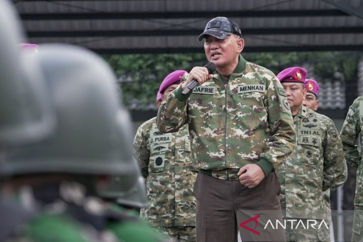 Defence Minister Motivates Civil Servants Attending Komcad Training