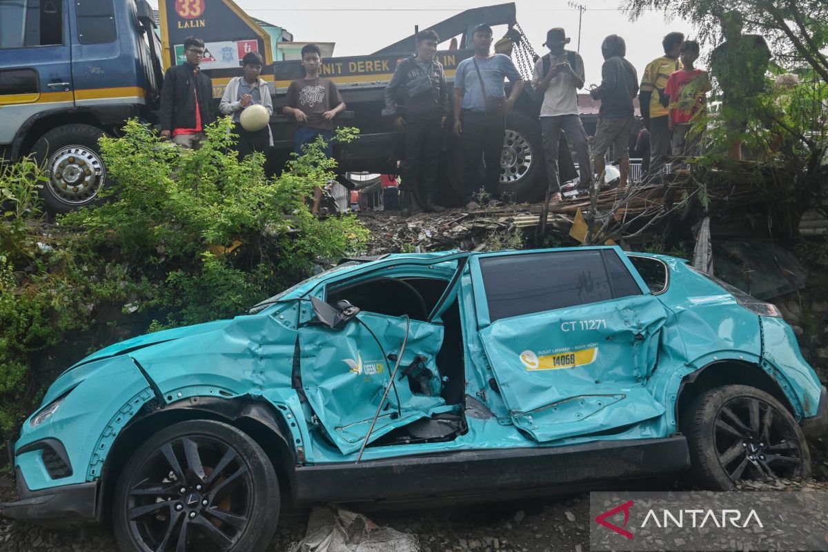 Experts explain possible causes of electric taxi stalling on railway tracks