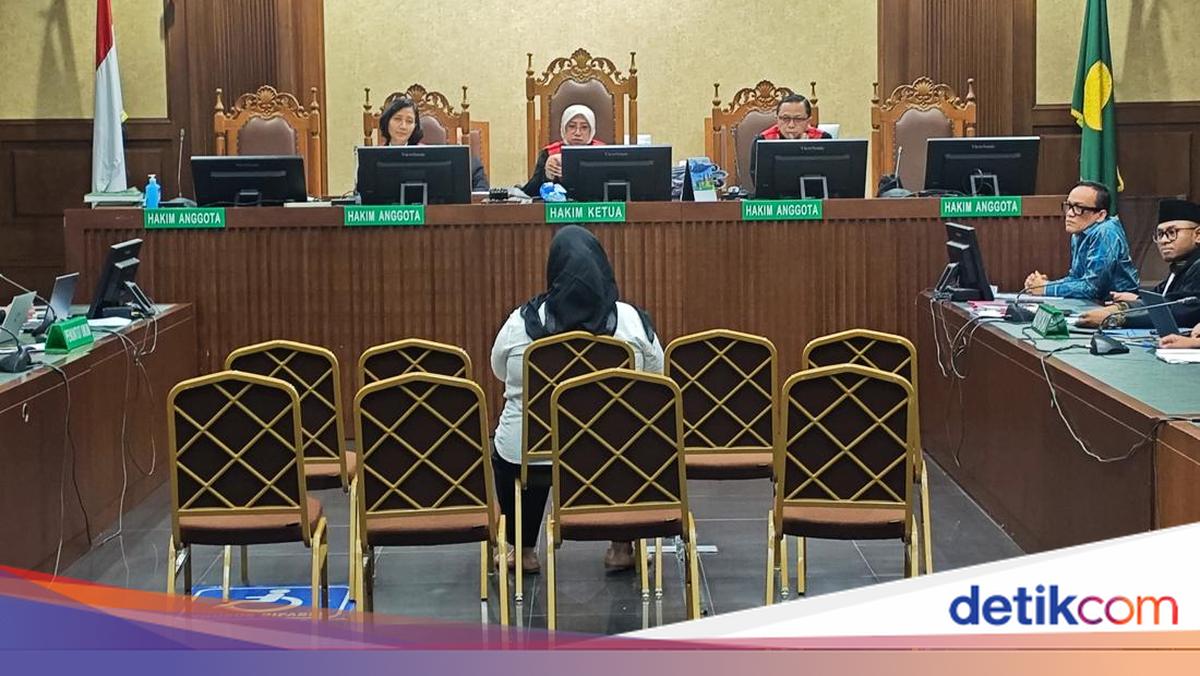 Christmas Protocol Officer Tears Up in Court: I Just Wanted to Help Dad