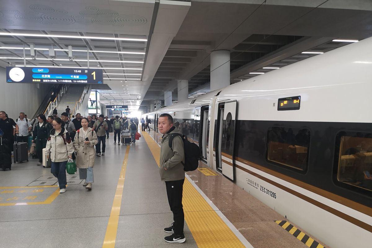 Thrilling Journey Along the Beijing-Hangzhou Route at 100 km/h