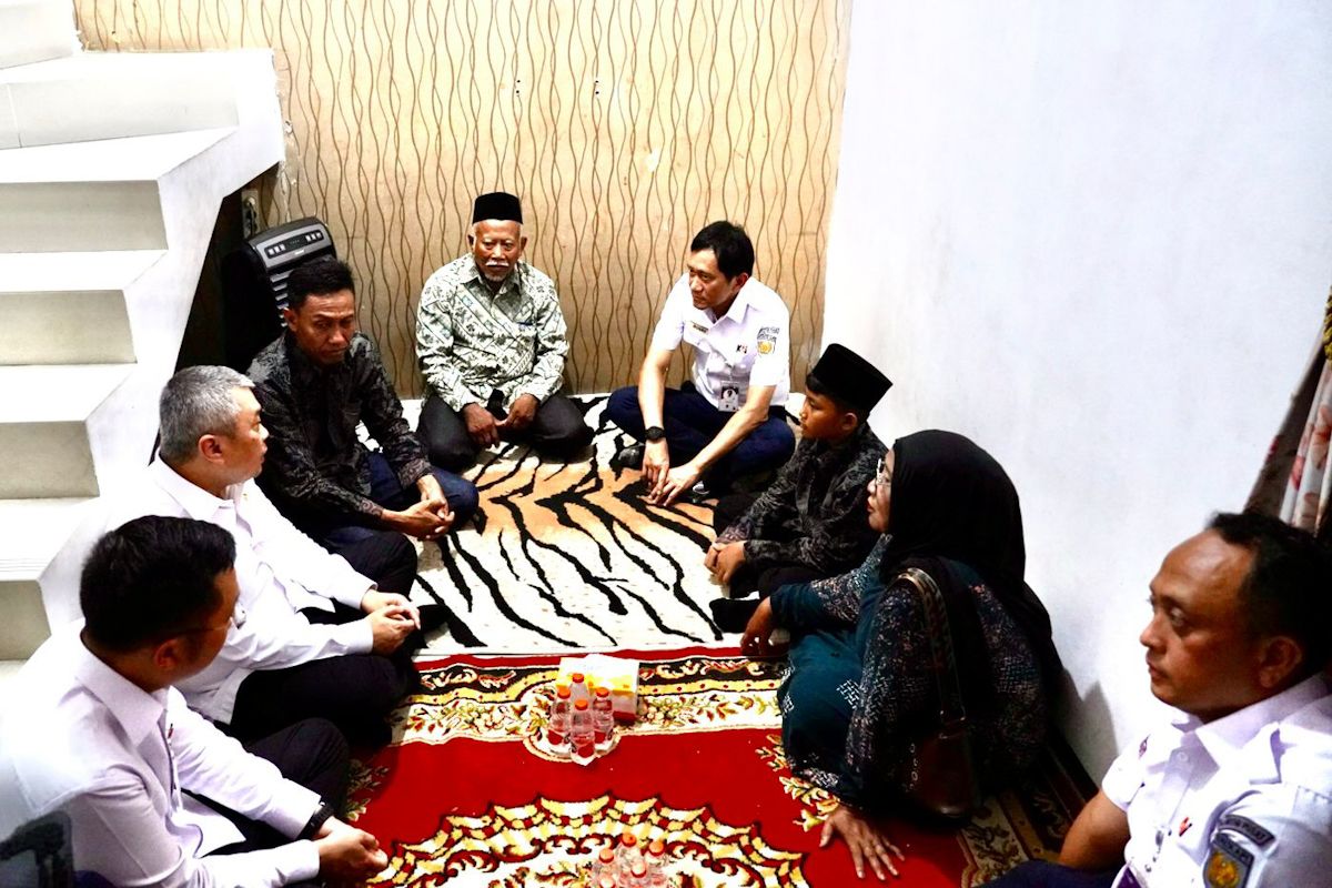 Transport Minister and KAI President Visit Families of Victims in East Bekasi Train Accident