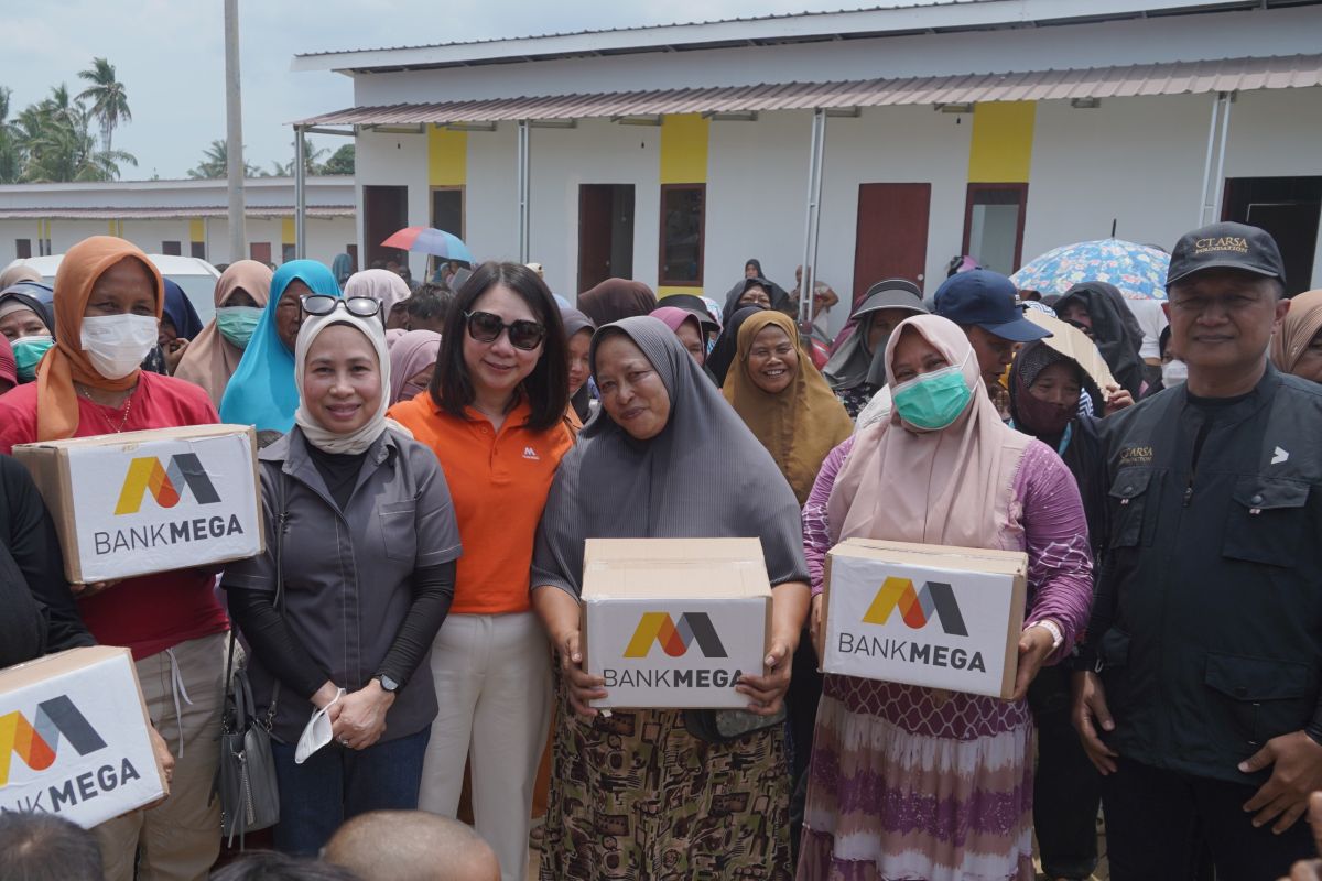 Bank Mega distributes Rp127 million in donations to 820 disaster survivors in Aceh