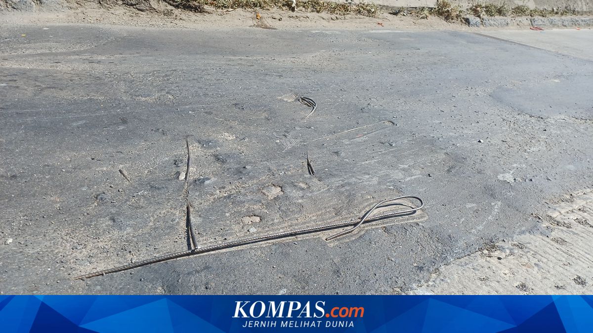 Residents Demand Permanent Repair of Damaged Road in Marunda, North Jakarta, Not Just Temporary Patching