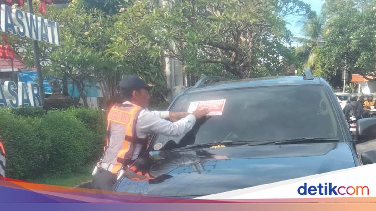Dozens of Vehicles Receive Stickers for Illegal Parking in Denpasar