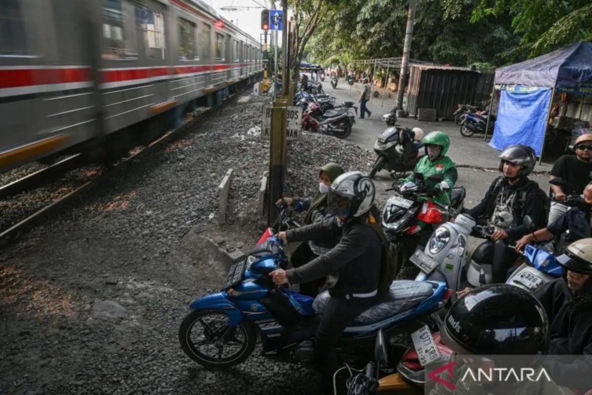 DKI Yesterday: Evaluation of Railway Crossings to Expansion of Free Schools