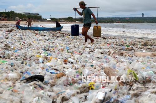 Australian Scientists Develop Clean Fuel from Plastic Waste Using Solar Power