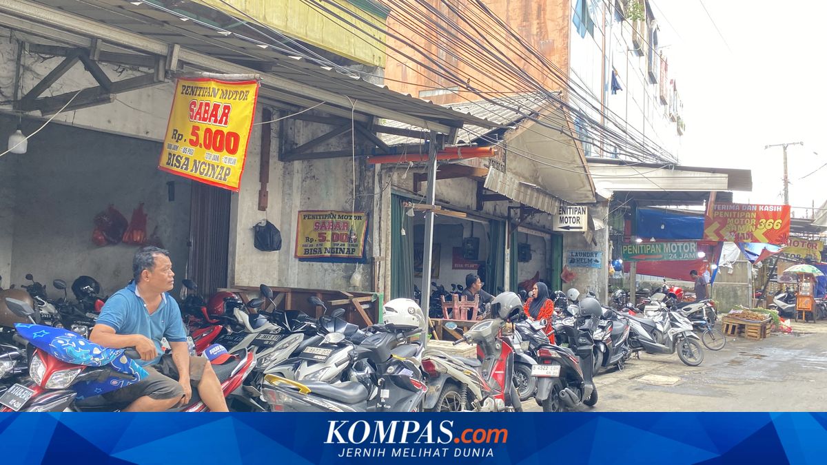 Snapshot of Motorcycle Parking Services Proliferating Around Depok Station, from Daily to 24-Hour