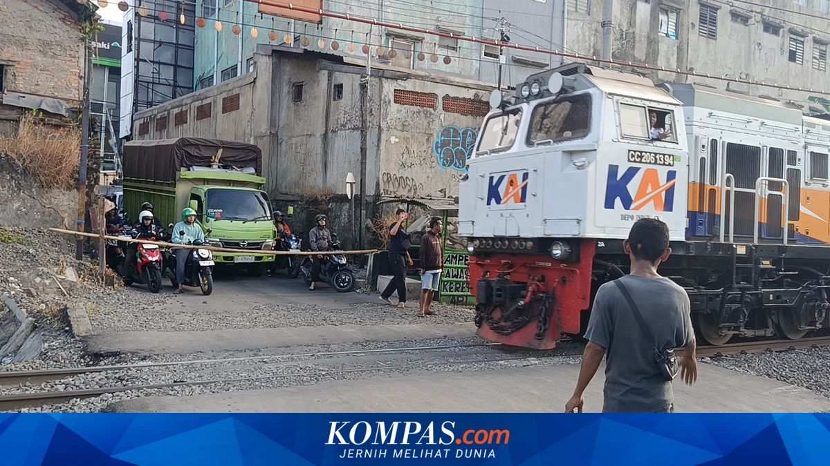 Level Crossings Are Temporary in Nature, Flyovers or Underpasses Must Be Built