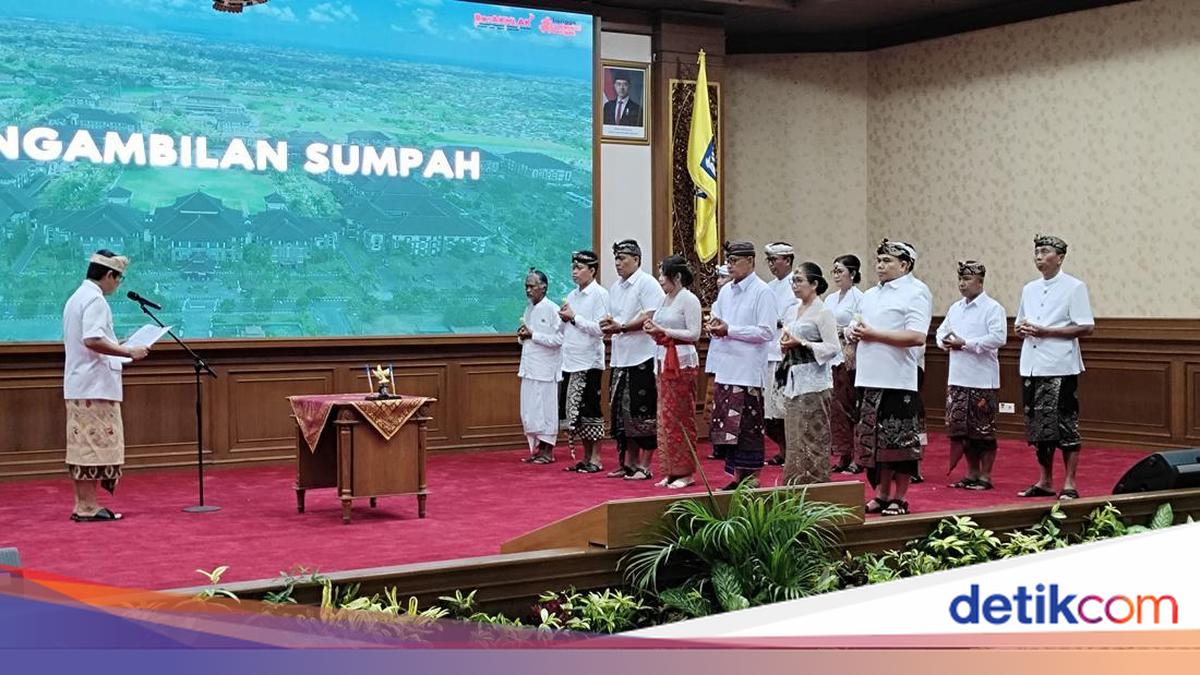 Badung Regent Appoints 12 Officials, Urges Immediate Action on Traffic and Waste Issues