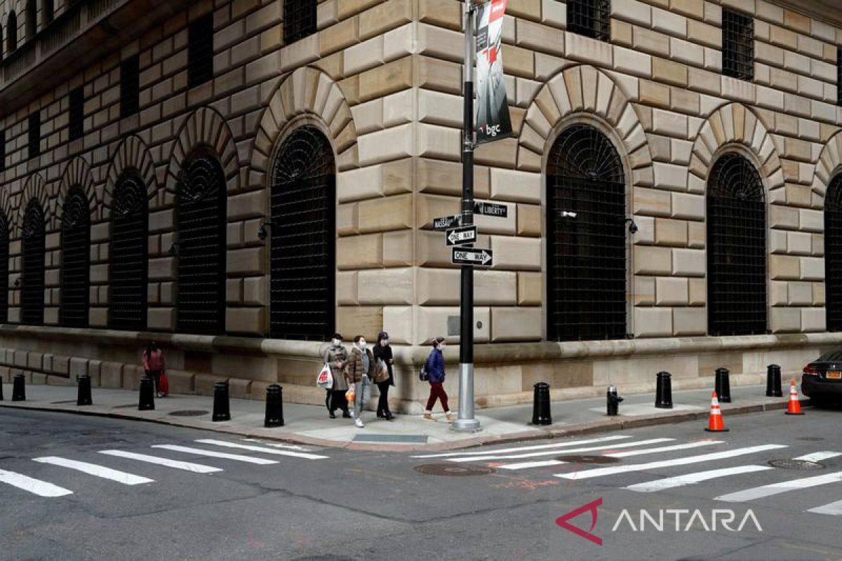 Fed Holds Interest Rates, Economists See Signal of Future Policy Shift