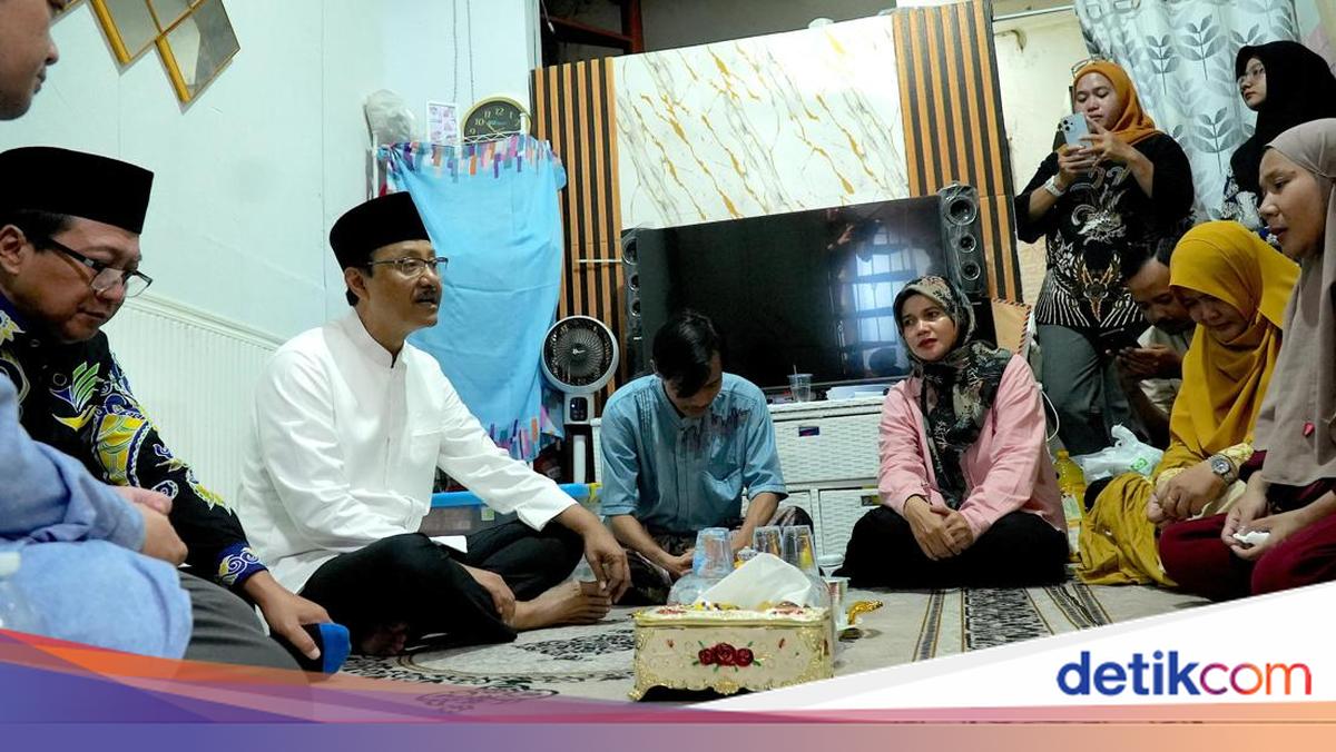 Gus Ipul Offers Condolences at the Home of Train Accident Victim in Bekasi