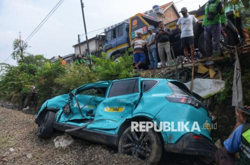 Police Only Investigate Green Taxi Accident with Commuter Train in Bekasi