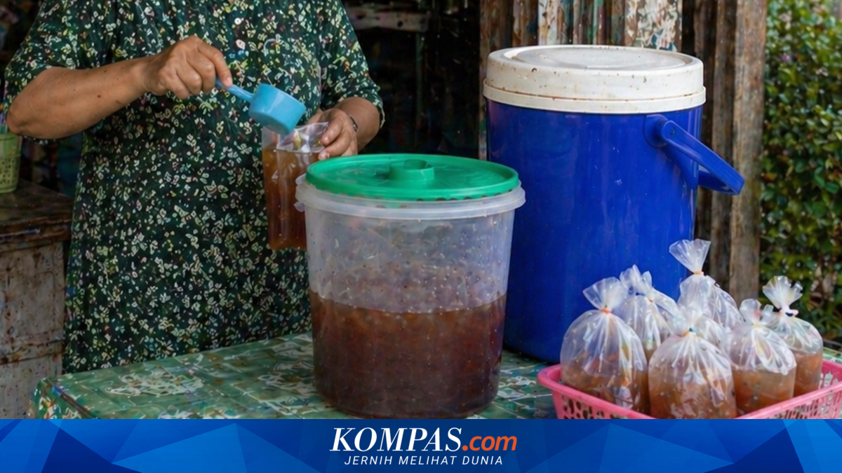 Sold Cheap, But Slim Profits: The Dilemma of Iced Tea Vendors in South Jakarta's Manggarai