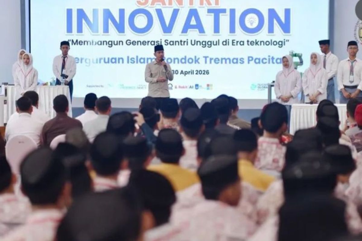 Gibran urges Tremas Pesantren students to master AI