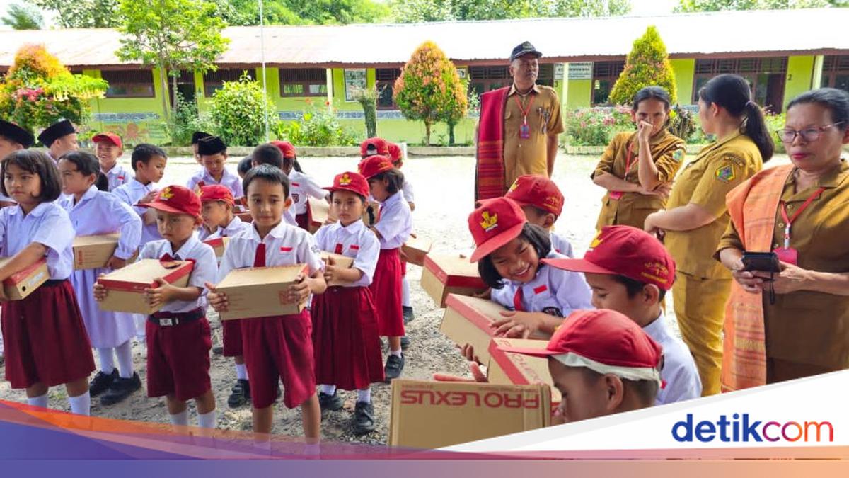Gerindra Legislator Provides Shoe Assistance to Students in Samosir Regency