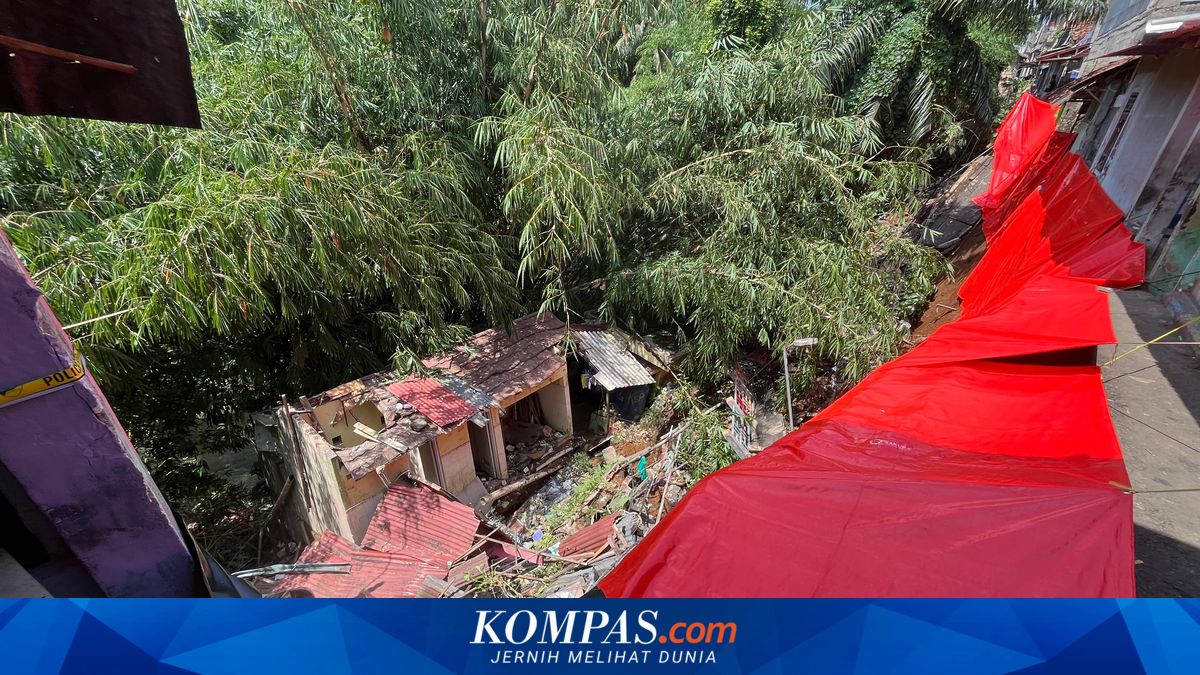 Road in Kebon Manggis Village, Bogor, Collapses, Threatening Six Buildings with Collapse