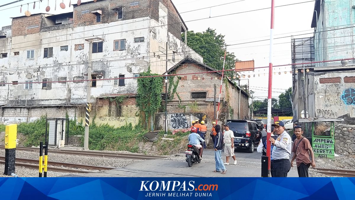 Ampera Bekasi Level Crossing Now Equipped with Gates and Guarded by Transport Department Following Train Accidents