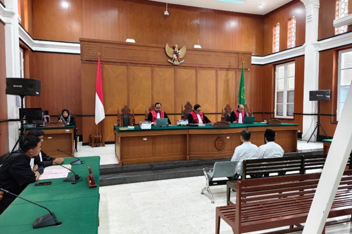Two fake prosecutors face trial for obstructing investigation