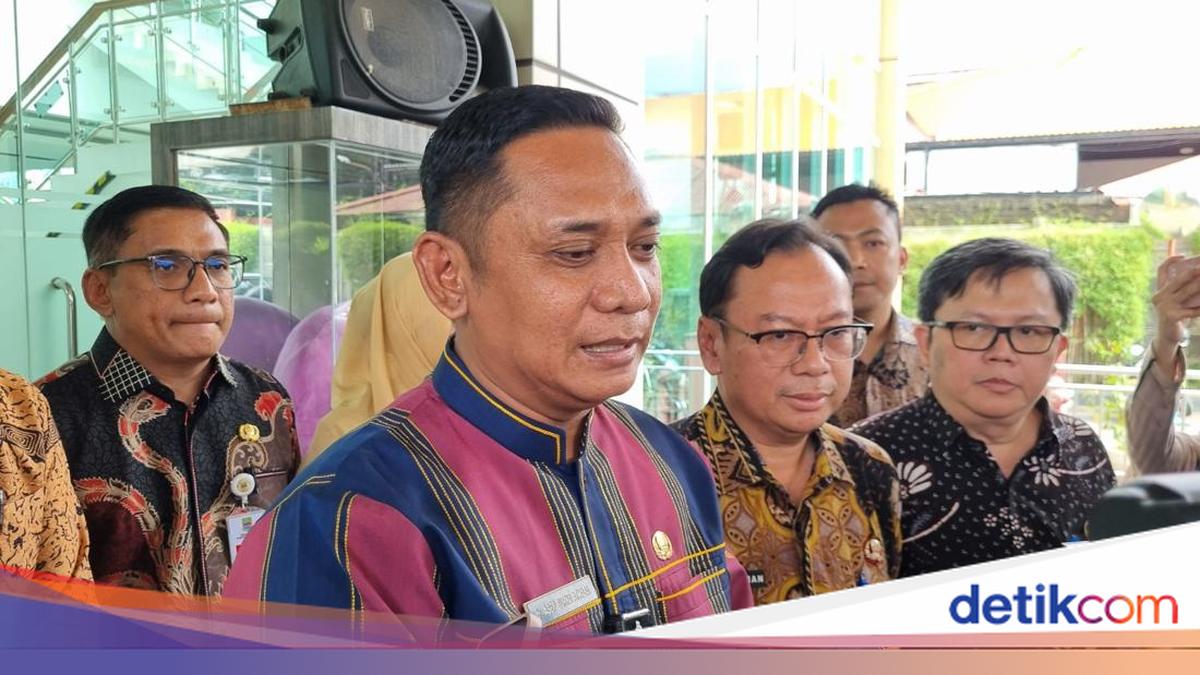 Acting Bekasi Regent Visits 11 Train Accident Victims, Provides Compensation