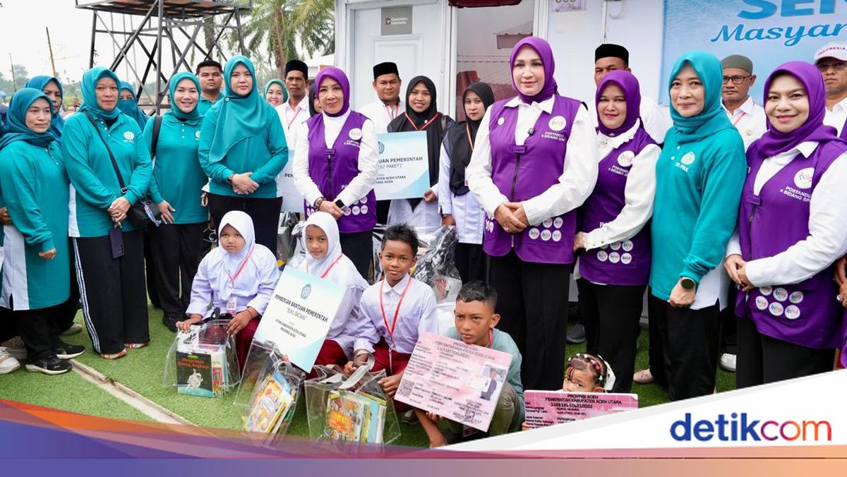 TP PKK Distributes Social Assistance and Holds Healthy Exercise in North Aceh's Temporary Shelters