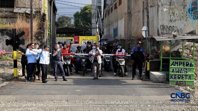 Manual Barriers Installed at Ampera Bekasi Crossing Following Train Collision