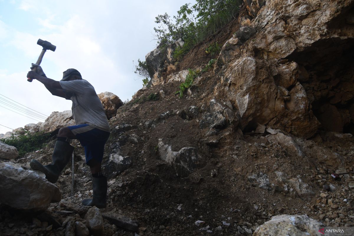 Sulteng DPRD Recommends Cancellation of Limestone Mining Permits