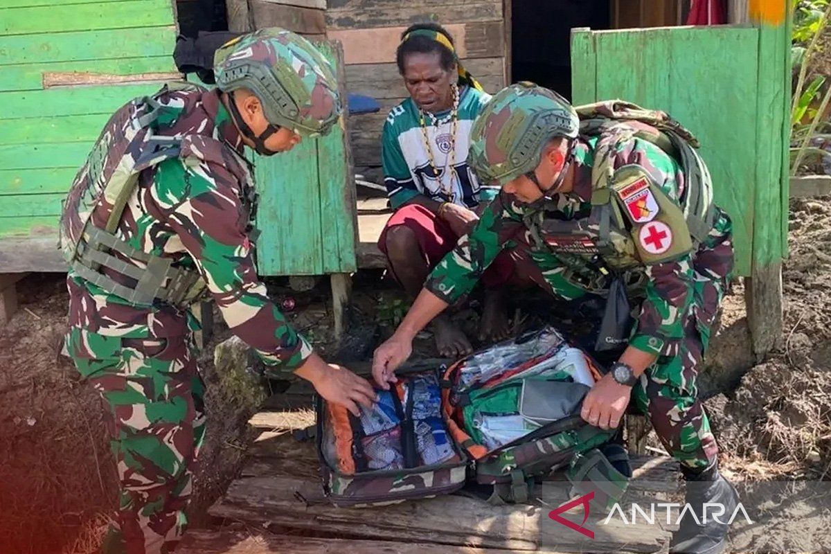 TNI visits residents' homes in Papua to provide free medical treatment