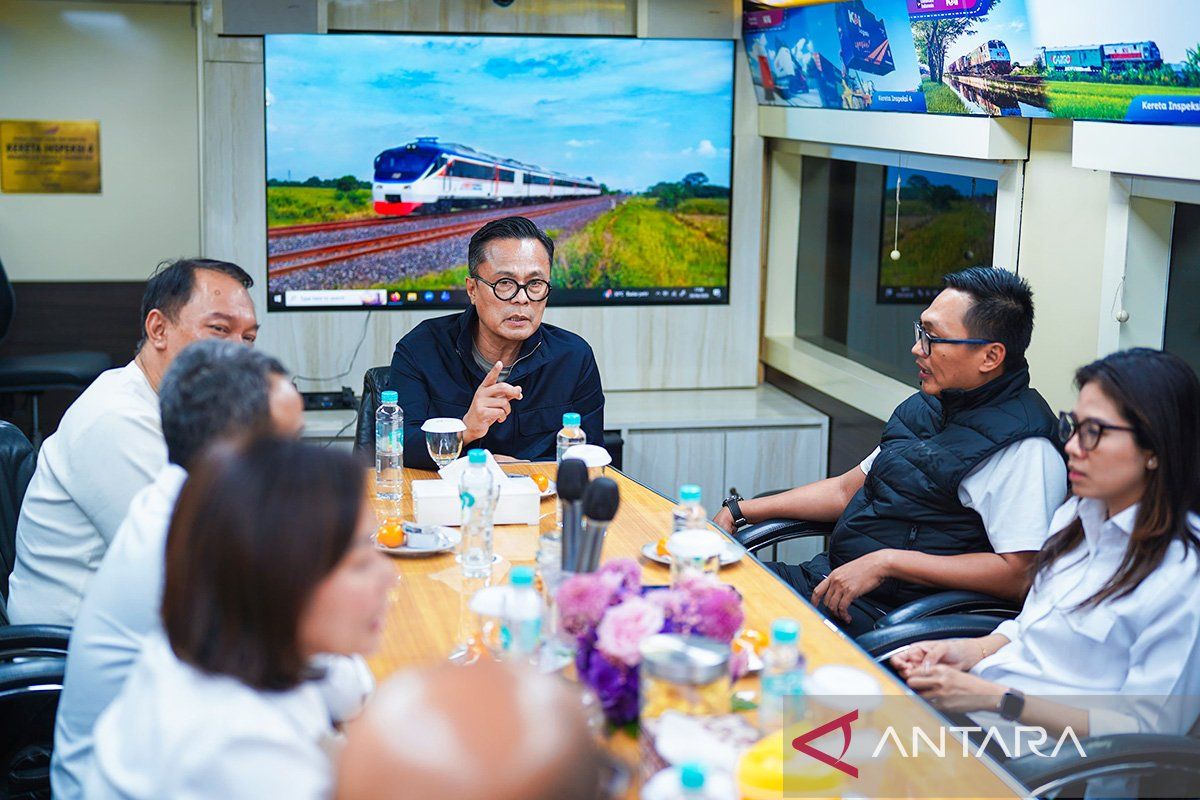 Head of SOE Regulatory Agency Ensures Safe and Comfortable Train Services